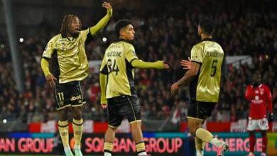 Elye Wahi buteur face à Brest avec l’OGC Nice, entouré de Koutouné et Abdelmonem