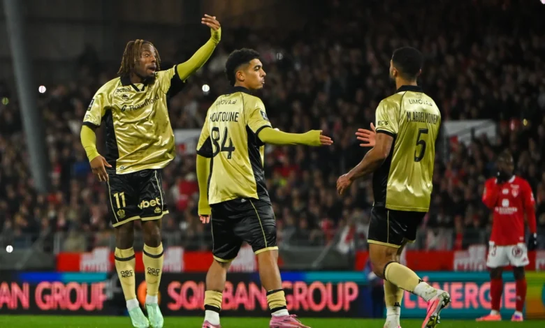 Elye Wahi buteur face à Brest avec l’OGC Nice, entouré de Koutouné et Abdelmonem
