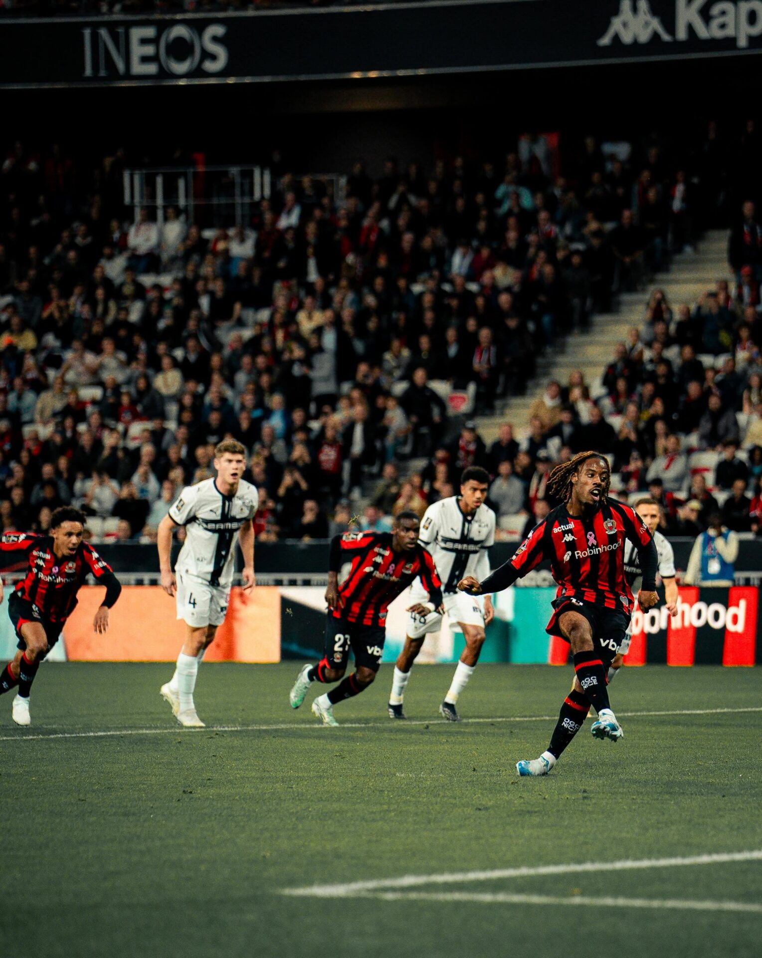 Elye Wahi transforme un penalty face au Stade Rennais