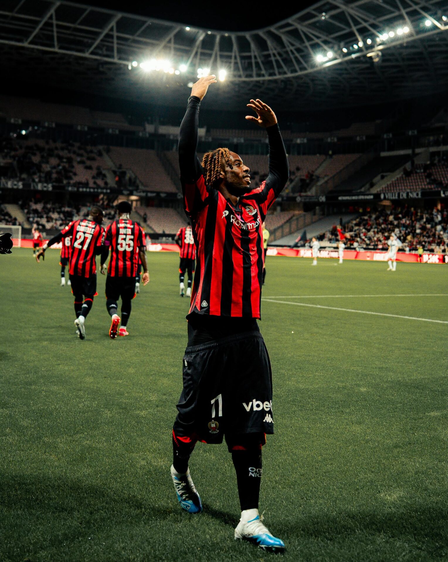 Elye Wahi salue le public de l'Allianz Riviera