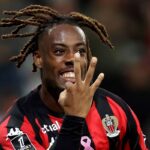 Elye Wahi mime le chiffre trois avec ses doigts sous le maillot de l'OGC Nice
