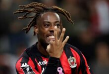 Elye Wahi mime le chiffre trois avec ses doigts sous le maillot de l'OGC Nice