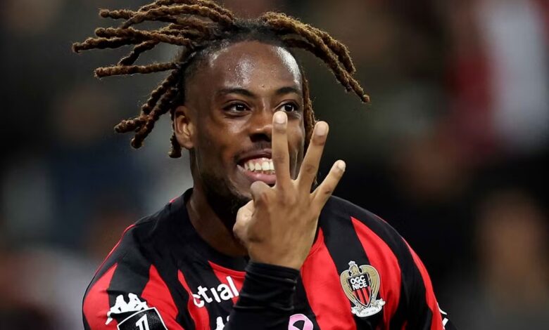 Elye Wahi mime le chiffre trois avec ses doigts sous le maillot de l'OGC Nice