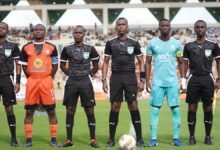 Tirage CAF 2026-2027 : le capitaine du FC San Pedro avec le trio arbitral avant une rencontre interclubs