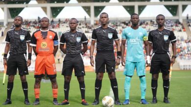 Tirage CAF 2026-2027 : le capitaine du FC San Pedro avec le trio arbitral avant une rencontre interclubs