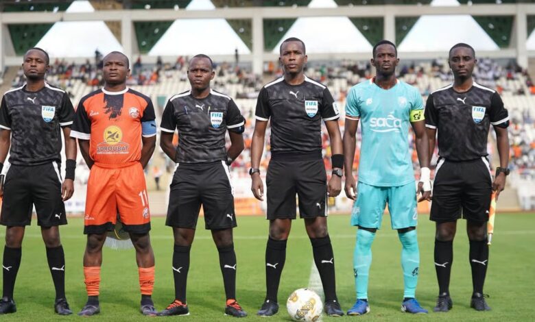 Tirage CAF 2026-2027 : le capitaine du FC San Pedro avec le trio arbitral avant une rencontre interclubs