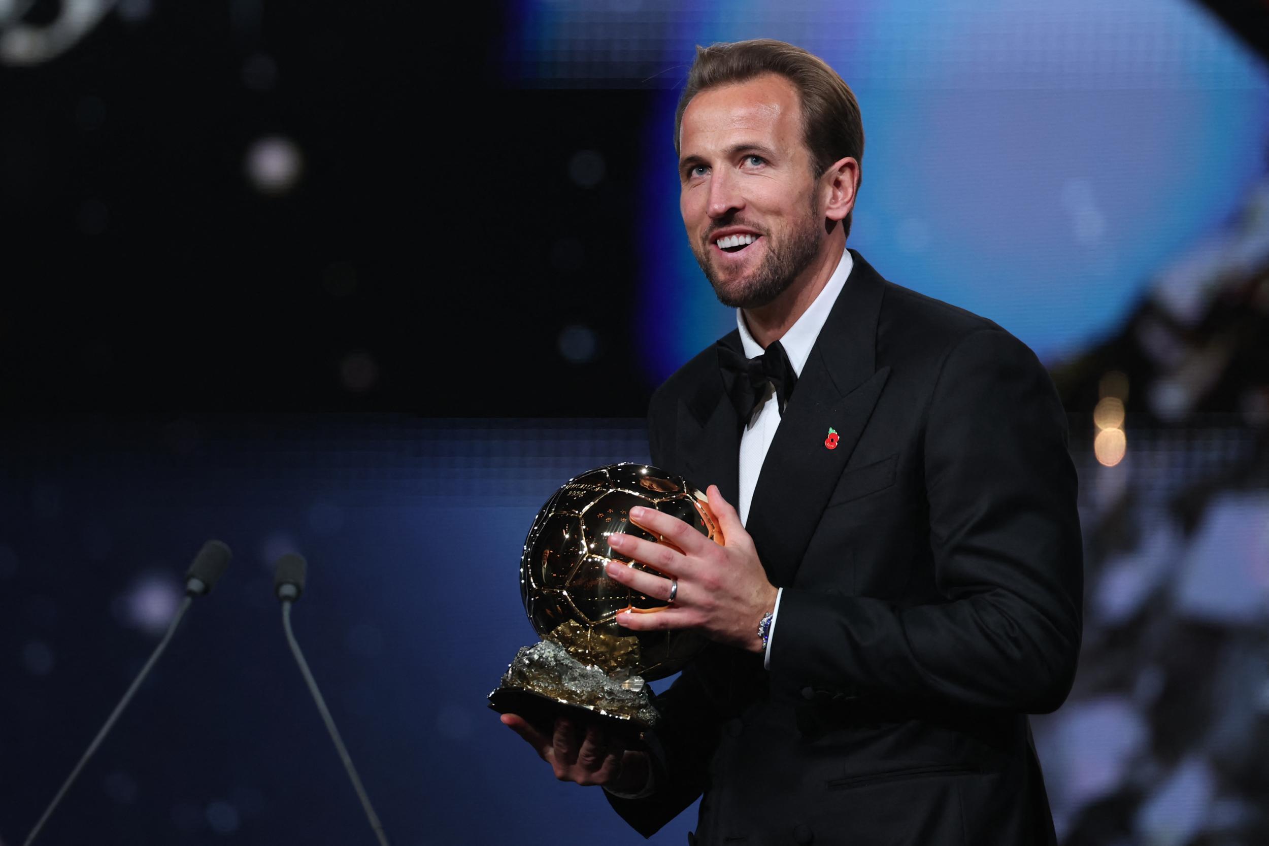 Harry Kane tout sourire avec le Ballon d'Or entre les mains