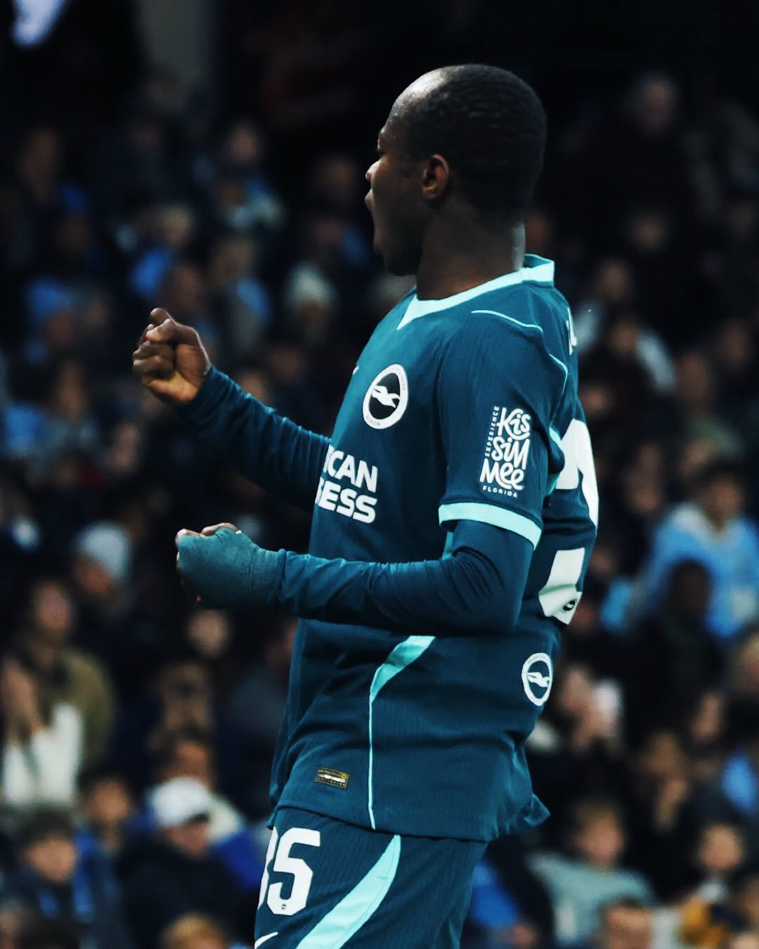Malick Yalcouyé serre le poing sous le maillot de Brighton