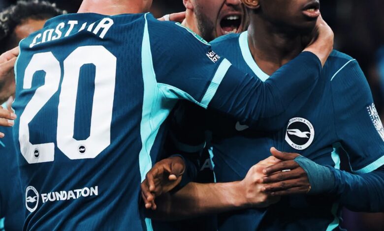 Malick Yalcouyé félicité par ses coéquipiers de Brighton après son but contre Manchester City