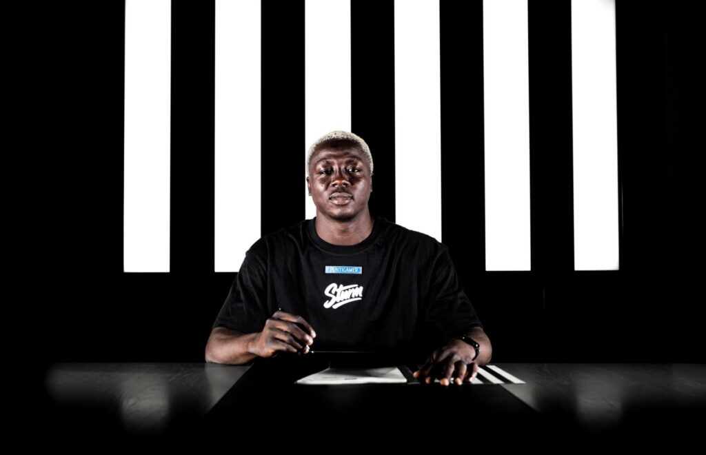 Oumar Diakité lors de sa signature au Sturm Graz