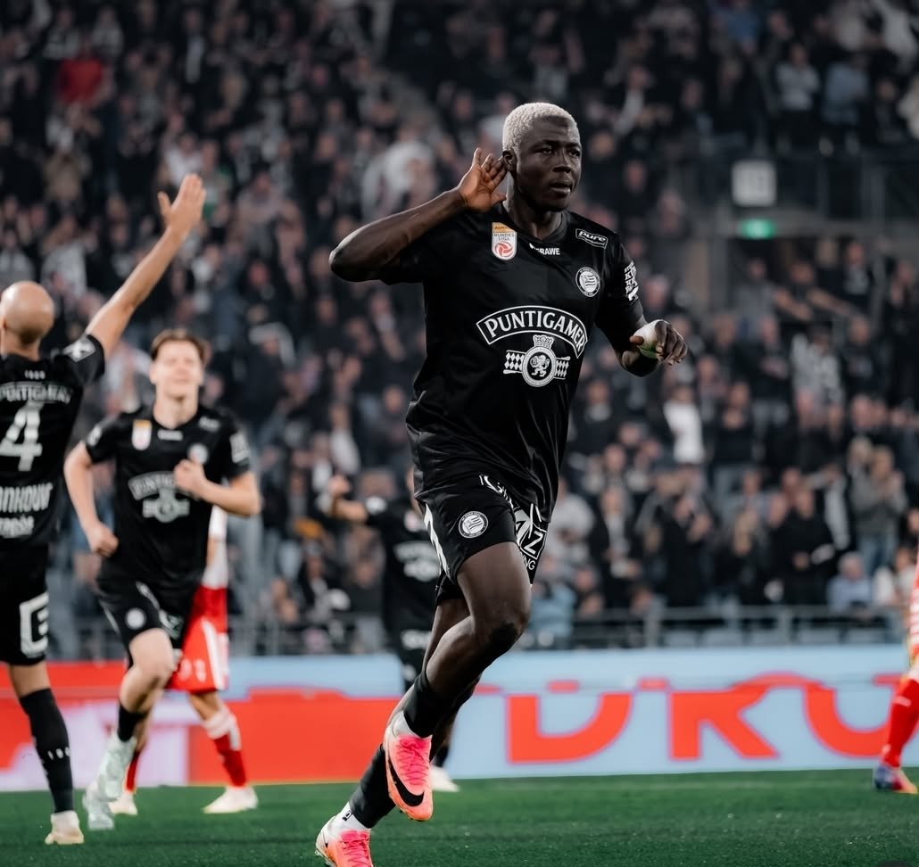 Oumar Diakité célèbre un but devant les supporters du Sturm Graz
