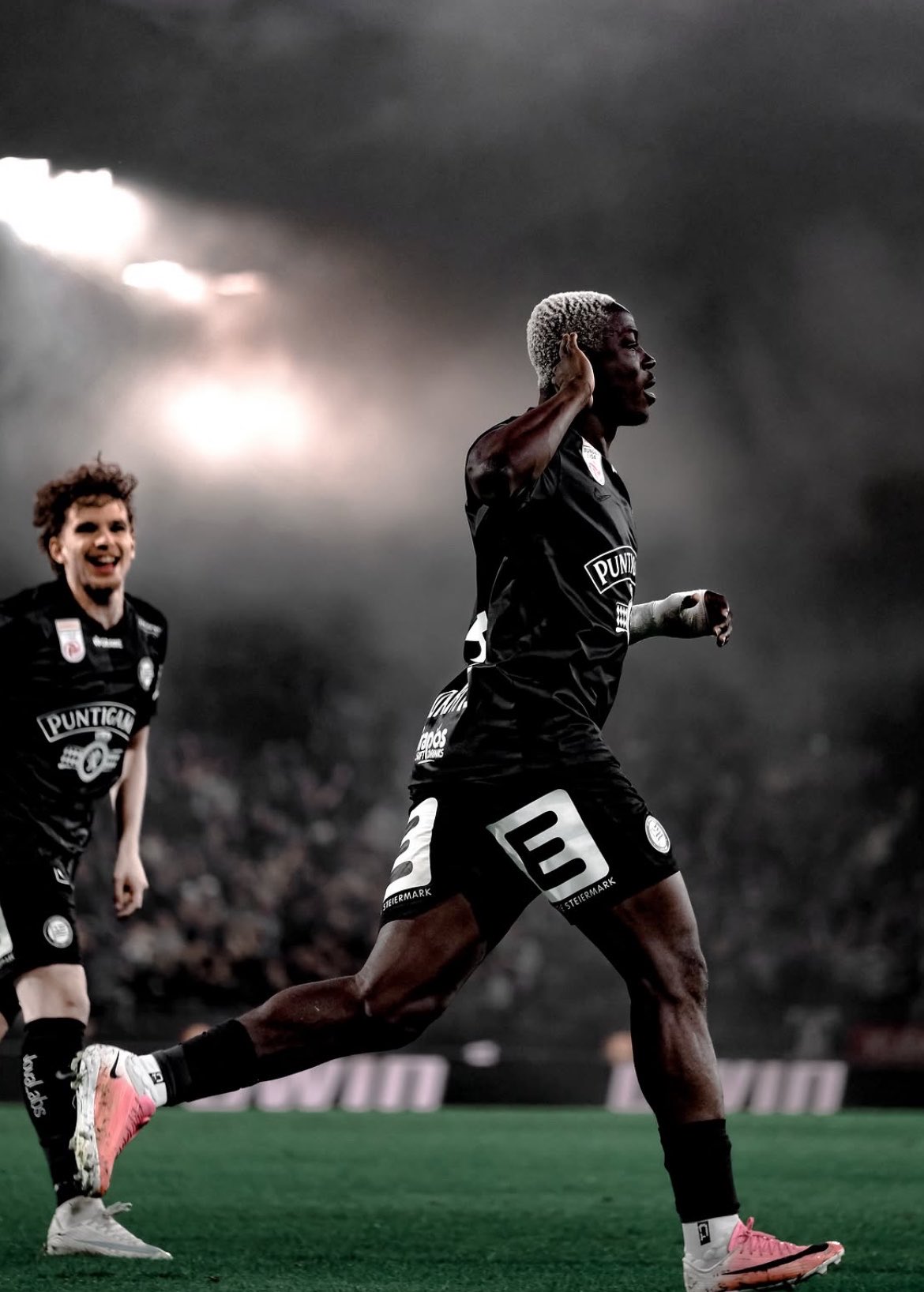 Oumar Diakité, attaquant ivoirien du Sturm Graz, célèbre un but