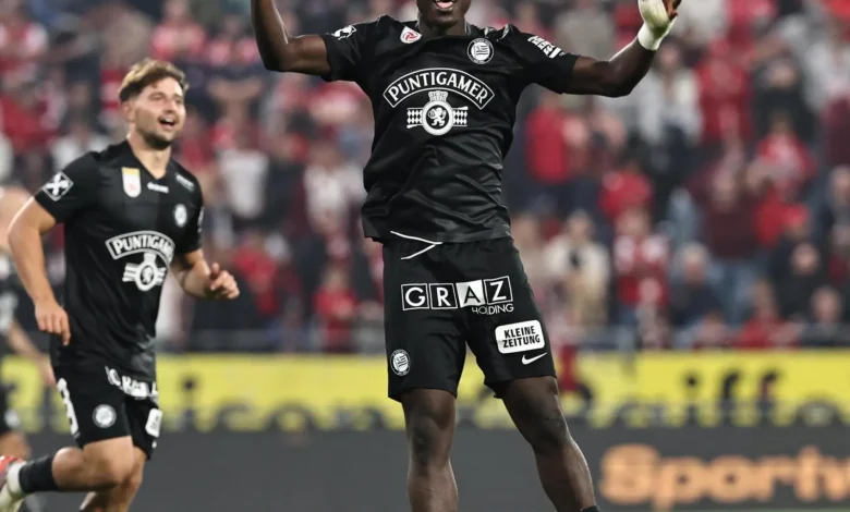 Oumar Diakité célèbre l'un de ses trois buts avec le Sturm Graz face au Grazer AK