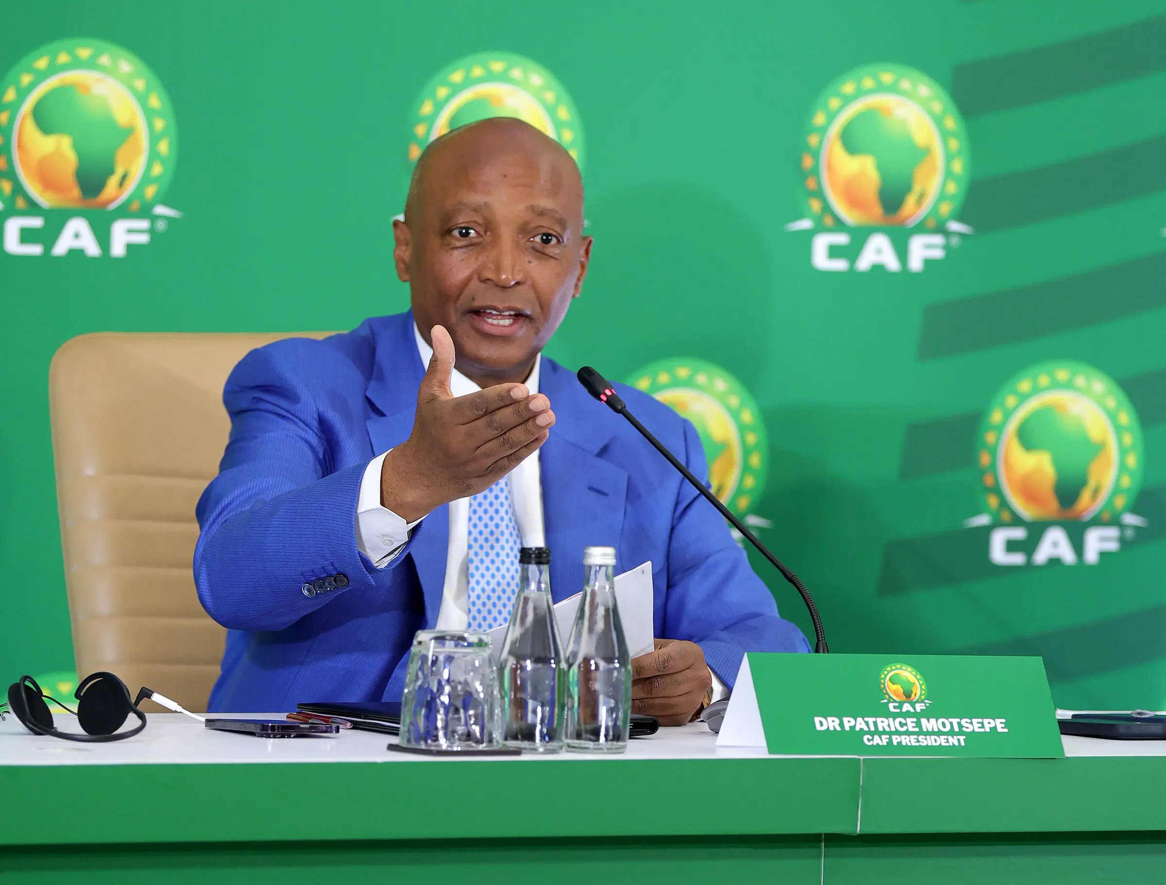 Patrice Motsepe, président de la CAF, en conférence de presse