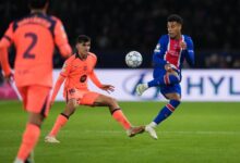 Désiré Doué contrôle le ballon face au FC Barcelone lors de PSG – Barcelone (4-2) en Ligue des champions au Parc des Princes