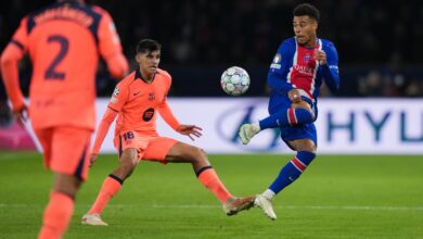 Désiré Doué contrôle le ballon face au FC Barcelone lors de PSG – Barcelone (4-2) en Ligue des champions au Parc des Princes
