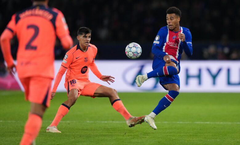 Désiré Doué contrôle le ballon face au FC Barcelone lors de PSG – Barcelone (4-2) en Ligue des champions au Parc des Princes