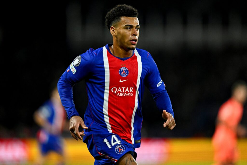 Désiré Doué sous le maillot du PSG face au FC Barcelone en Ligue des champions