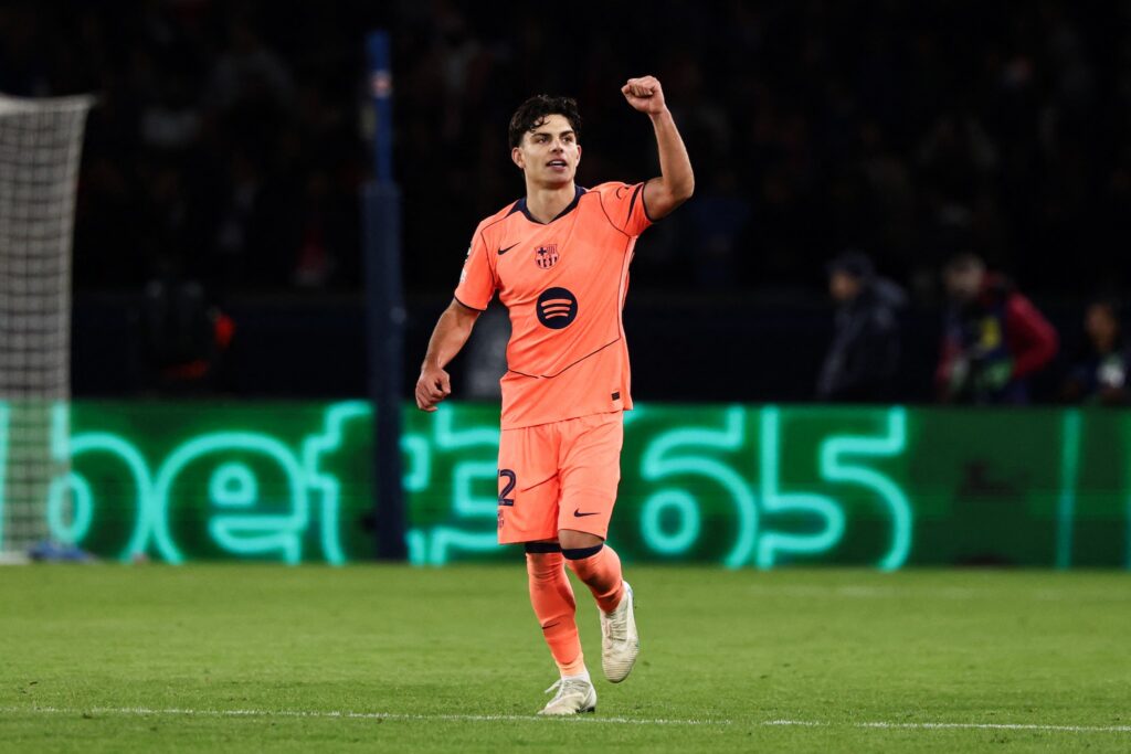 Xavi Espart célèbre son but égalisateur pour le FC Barcelone face au PSG au Parc des Princes
