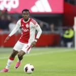 Simon Adingra sous le maillot de l'Ajax à la Johan Cruijff ArenA