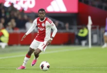 Simon Adingra sous le maillot de l'Ajax à la Johan Cruijff ArenA
