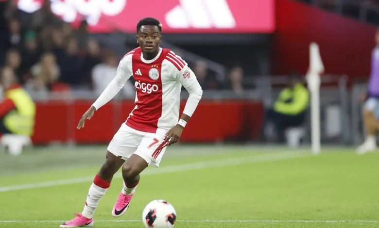 Simon Adingra sous le maillot de l'Ajax à la Johan Cruijff ArenA