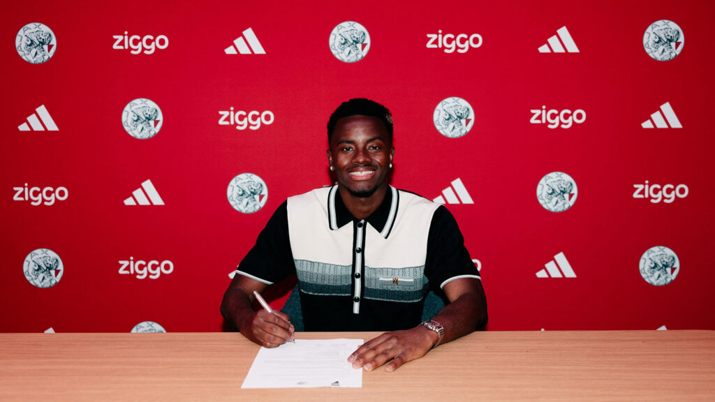 Simon Adingra signe son contrat de prêt à l'Ajax Amsterdam