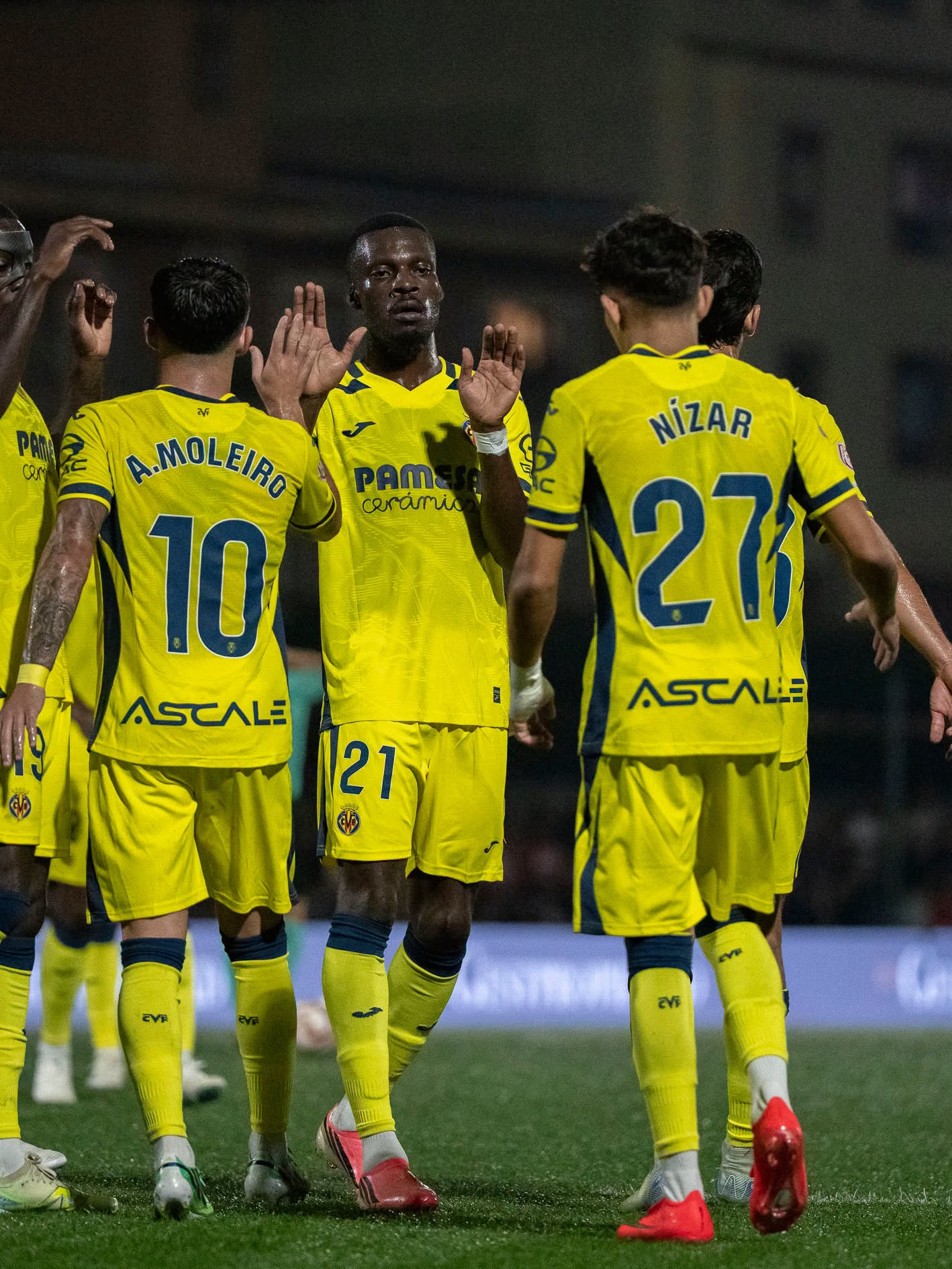 Les joueurs de Villarreal se félicitent, avec Nicolas Pépé masqué à gauche