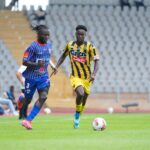 Un joueur de Yamoussoukro FC face à un joueur de l'ASEC Mimosas en Ligue 1 Lonaci