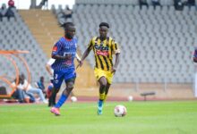 Un joueur de Yamoussoukro FC face à un joueur de l'ASEC Mimosas en Ligue 1 Lonaci