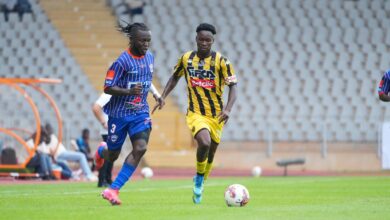 Un joueur de Yamoussoukro FC face à un joueur de l'ASEC Mimosas en Ligue 1 Lonaci