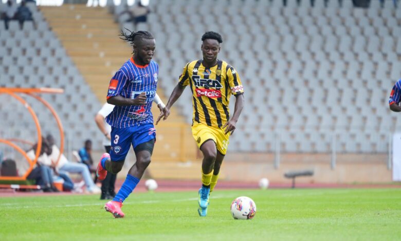 Un joueur de Yamoussoukro FC face à un joueur de l'ASEC Mimosas en Ligue 1 Lonaci