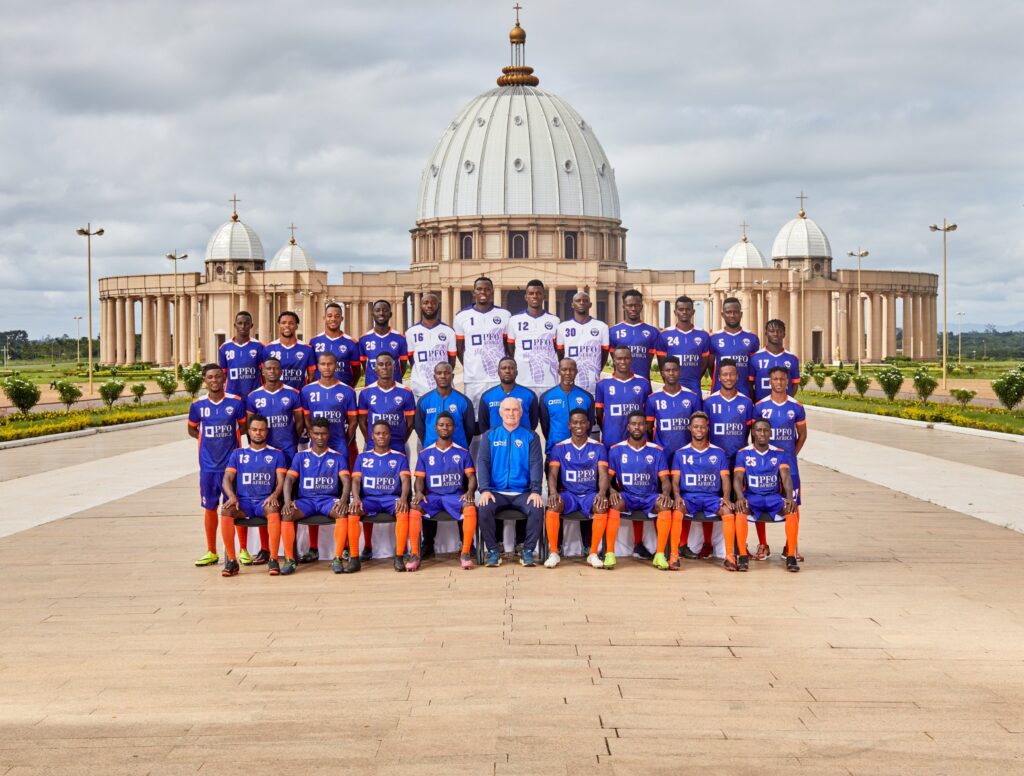 L'effectif de Yamoussoukro FC pose devant la basilique Notre-Dame de la Paix