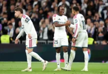Yan Diomandé célèbre avec Kylian Mbappé sous le maillot du Real Madrid au Bernabéu