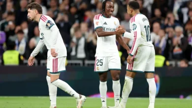 Yan Diomandé célèbre avec Kylian Mbappé sous le maillot du Real Madrid au Bernabéu