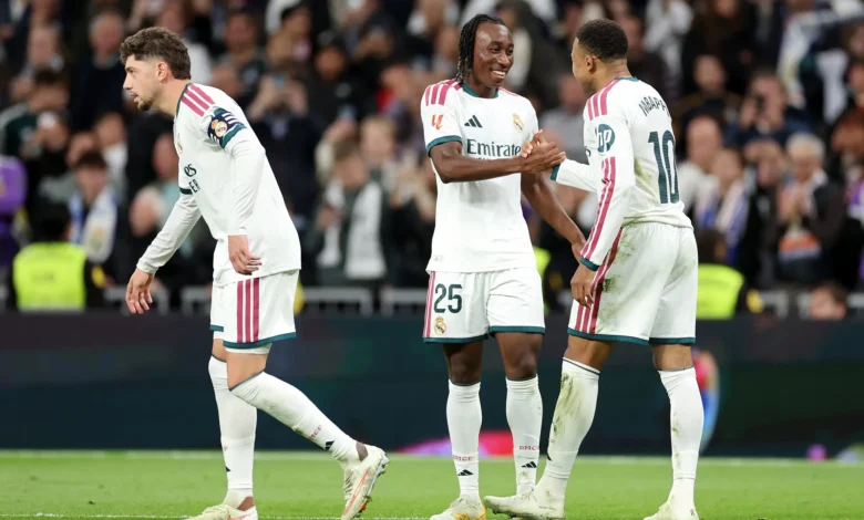 Yan Diomandé célèbre avec Kylian Mbappé sous le maillot du Real Madrid au Bernabéu