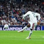 Yan Diomandé déclenche une frappe avec le Real Madrid en Ligue des champions au Bernabéu