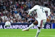 Yan Diomandé déclenche une frappe avec le Real Madrid en Ligue des champions au Bernabéu
